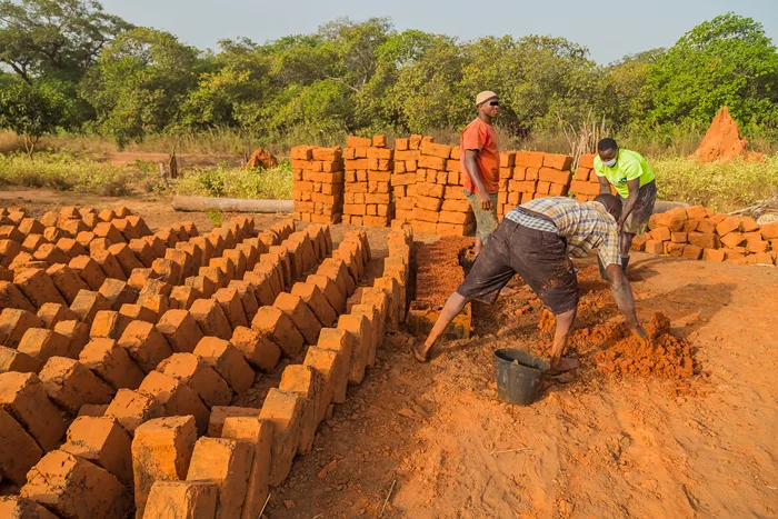 Ziegelstein-Produktion von Hand in Guinea-Bissau
