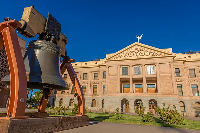 Arizona Capitol Museum mit Freiheitsglocke in Phoenix