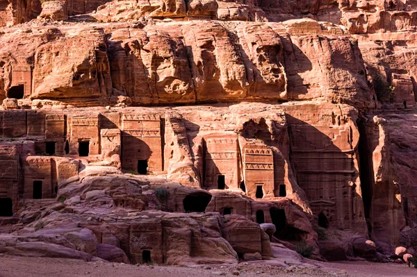 Zugänge zu Felsenwohnungen im antiken Petra in Jordanien