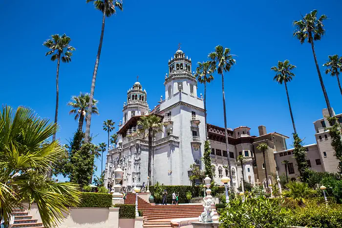 Hearst Castle, gesäumt von Palmen