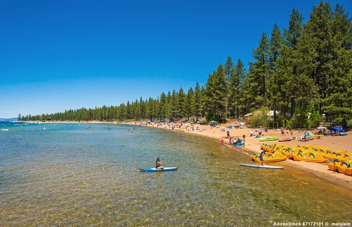 Lake Tahoe - belebter Sandstrand 