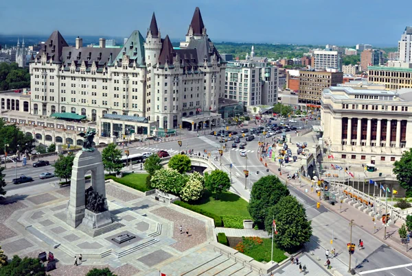 Château Laurier und National War Memorial in Ottawa