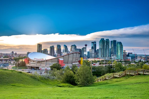 Skyline von Downtown Calgary mit Scotiabank-Saddledome