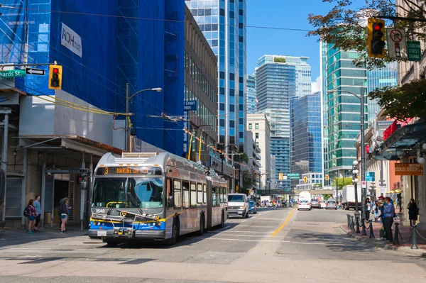 Belebte Cordova Street in Vancouver - British Columbia