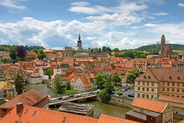 Reichlich Verkehr auf der Regnitz-Brücke in Bamberg