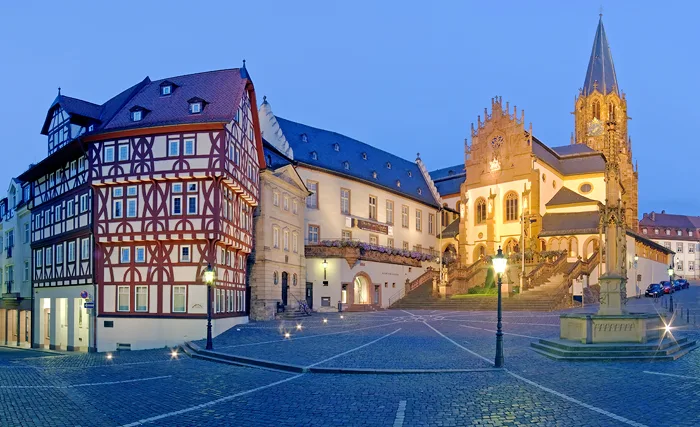 Fachwerkhaus und Stiftskirche am Stiftsberg in Aschaffenburg