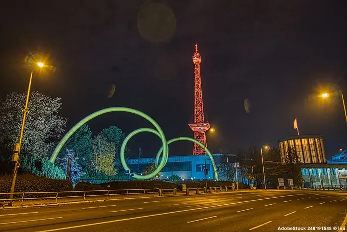 Berliner Funkturm Weiß beleuchtet bei Nacht