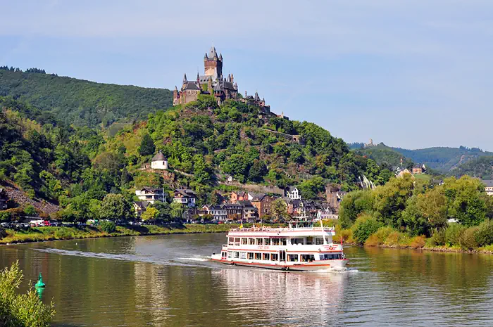 Ausflugsschiff auf der Mosel bei Cochem