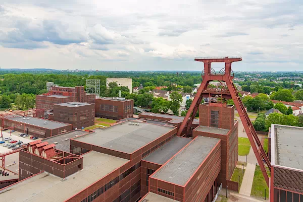 Panoramablick auf die Gebäude der Zeche Zollverein in Essen