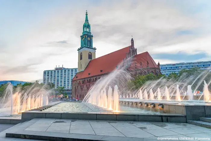 Wasserspiele nahe der City-Kirche St. Marien - Berlin-Mitte