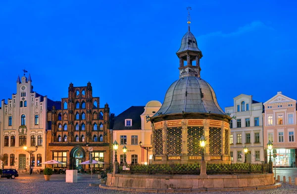 Wasserkunst Marktplatz in Wismar mit historischen Häusern am Abend