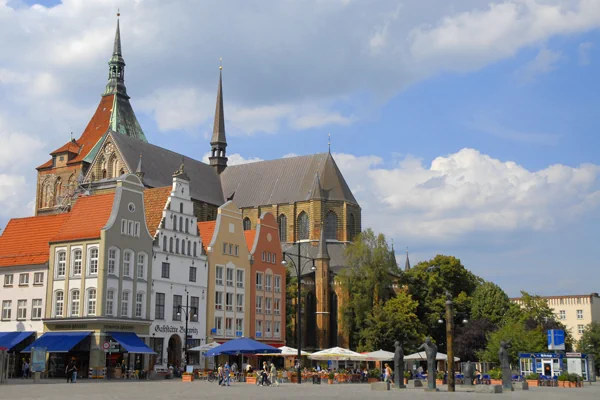 Kirche St. Marien und Kaufmannshäuser - Neuer Markt in Rostock