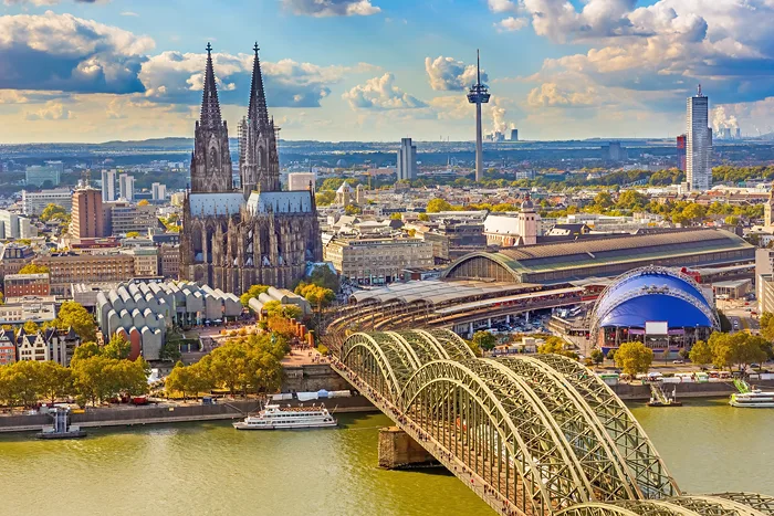 Kölner Dom am Rhein und Hohenzollernbrücke