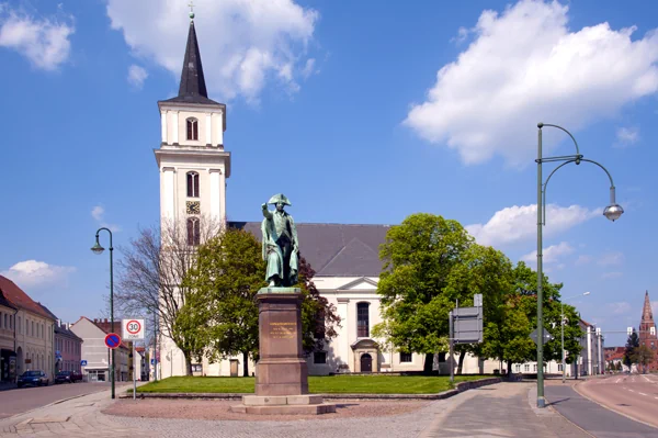 St.-Johannis-Kirche und Statue Fürst Leopold III.