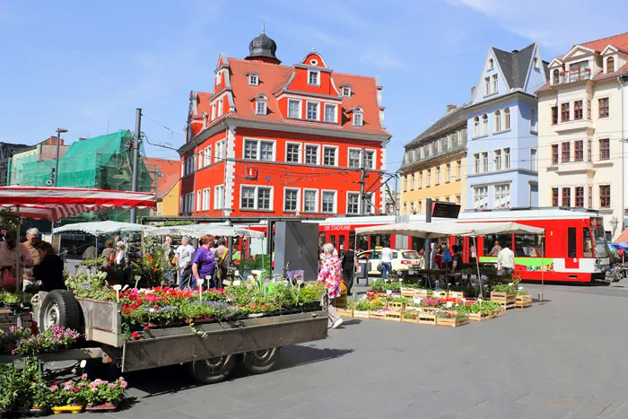 Markttreiben auf dem Marktplatz von Halle an der Saale