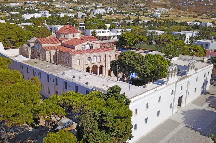 Katapoliani-Kirche innerhalb eines Klosters auf Paros