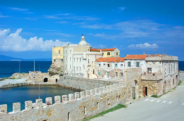 Verlassene Gebäude auf der Insel Pianosa