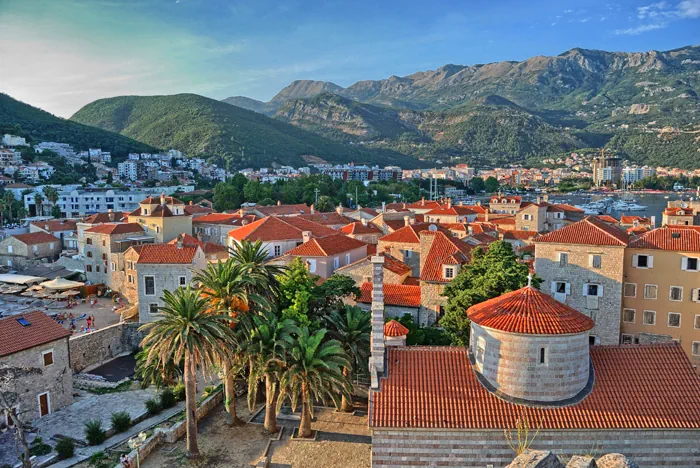 Altstadt und Berge von Budva - Montenegro