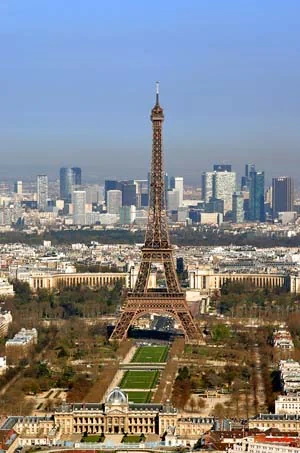 Eiffelturm in Paris mit Marsfeld von oben