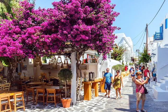 Wunderschöner Mittelmeer in den Gassen auf Mykonos