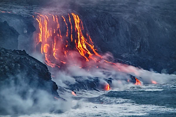 Kilauea-Lavastrom strömt ins Meer