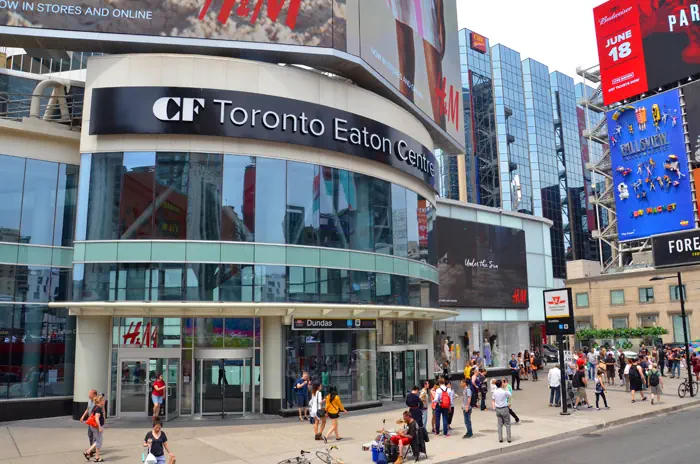 Eingang zum Eaton Centre in Toronto