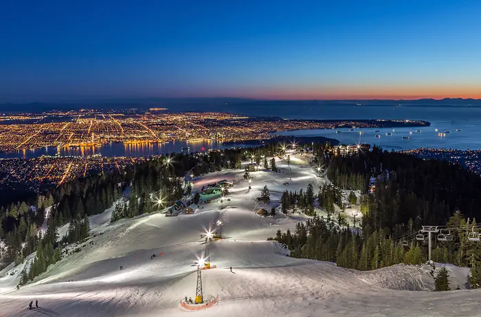 Blick vom Grouse Mountain auf Vancouver bei Nacht