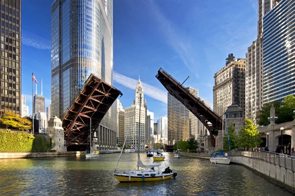 Segelboot auf dem Chicago River in Chicago