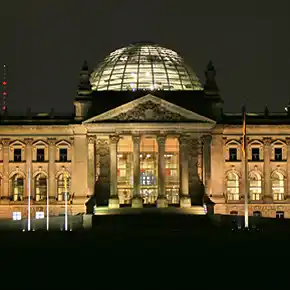 Reichstag in Berlin bei Nacht