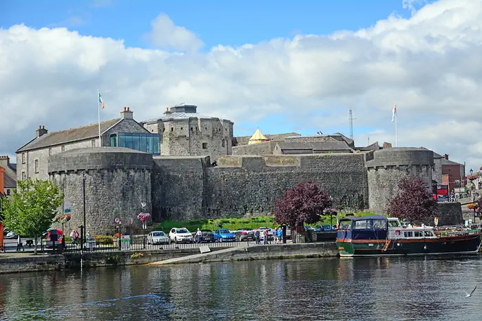 Athlone Castle am Shannon River