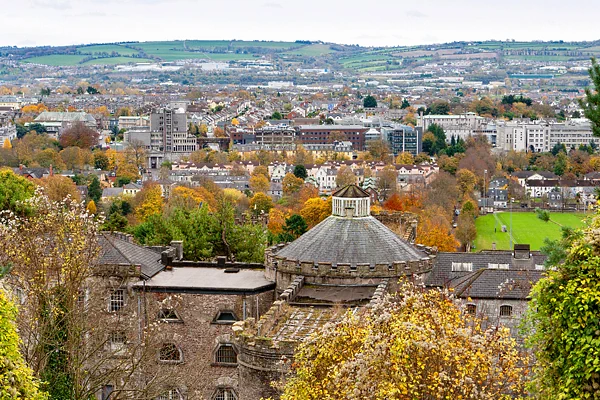 Panoramablick über Cork City mit Cork City Gaol