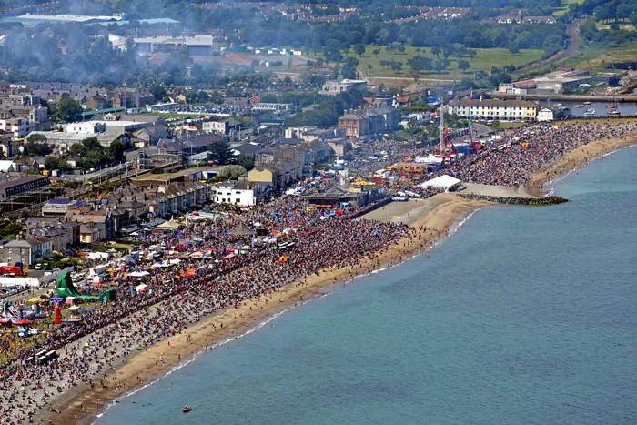 Belebter Strand während - Bray Air Display