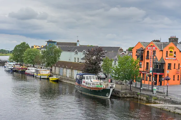 Shannon River in Athlone Boote an Kaimauer