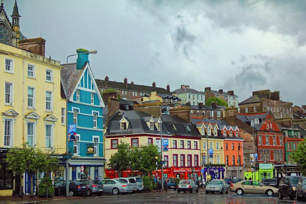 Gebäude in Ufernähe des River Lee in Cork City