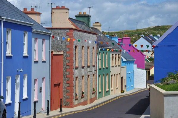 Beara Peninsula - Farbigen Häuser an einsamer Dorfstraße