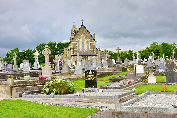 Kirche mit Friedhof im County Cavan