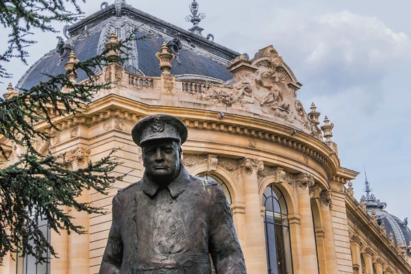 Statue von Winston Churchill vor Kleinem Palais in Paris