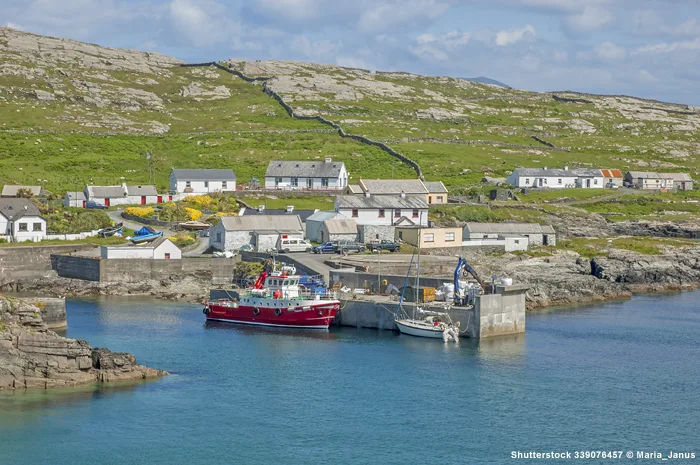 Kleiner irischer Hafen im County Mayo