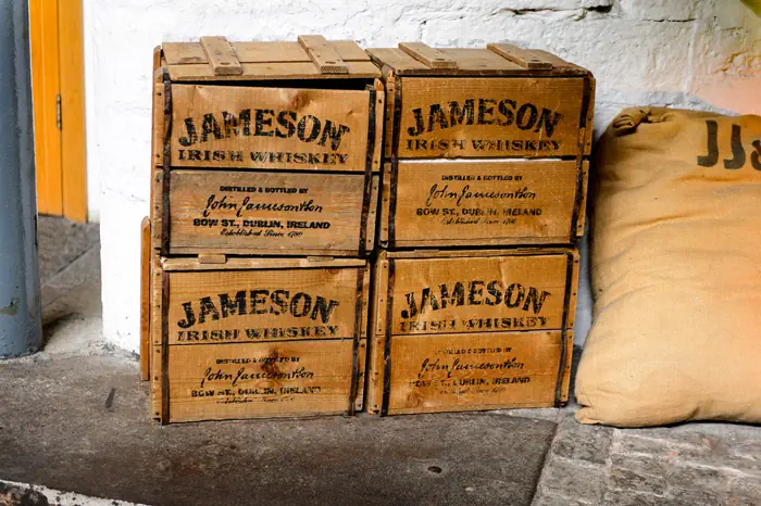 Jameson Whiskey Transportkisten aus Holz