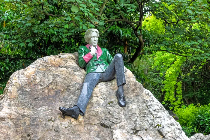 Oscar Wilde Figur am Merrion Square in Dublin