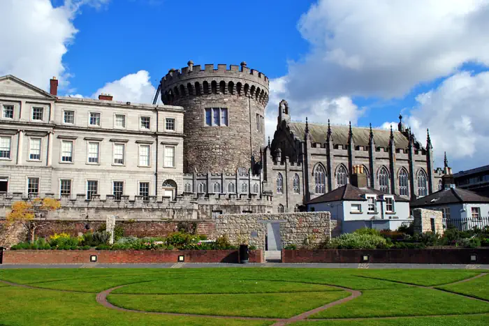 Dublin Castle Gaderobenturm mittig - rechts die Kirche Royal Chapel