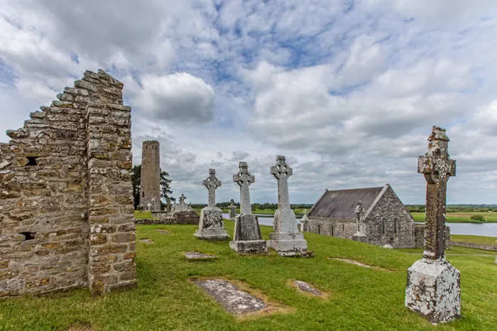 Kloster Clonmacnoise am Shannon River - County Offaly