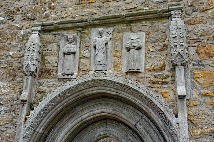 Mönchsreliefe Clonmacnoise - Irland