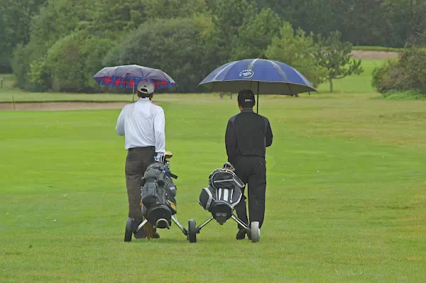 Golfen im Regen