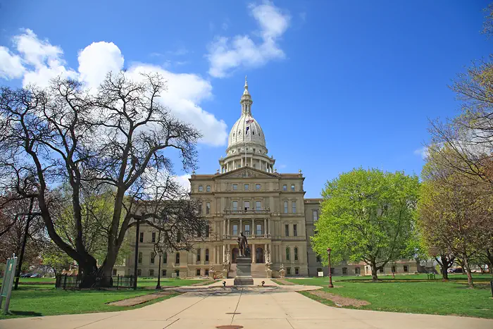 Capitol Building und Statue von Austin Blair - Politiker, 19. Jahrhundert