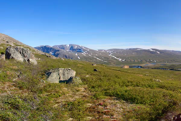 Panoramablick auf die Torngart Mountains