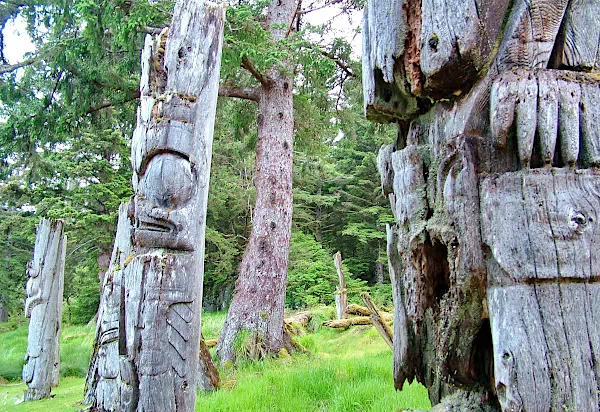 Totempfähle der Haida in British Columbia