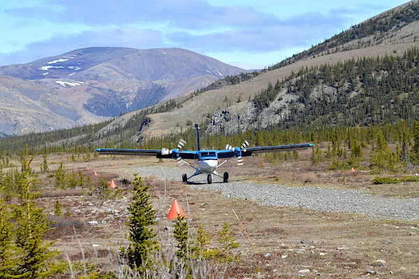 Propellerflugzeug landet in der kanadischen Arktis