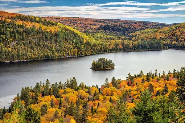 Wapizagonke Lake mit Insel Pine Island im La-Mauricie-Nationalpark