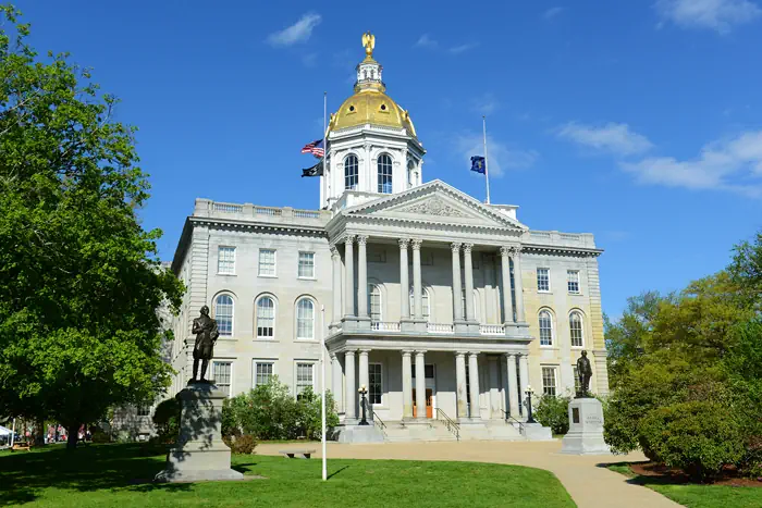 State Capitol von New Hampshire mit Statue von Persönlichkeiten